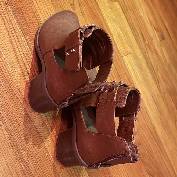 Shoe - Picture 3 of 4